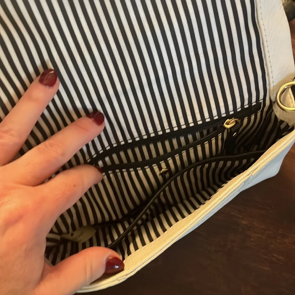 Closing closet. Make your offer and it’s yours! 
Kate Spade cross body bag - Picture 2 of 6